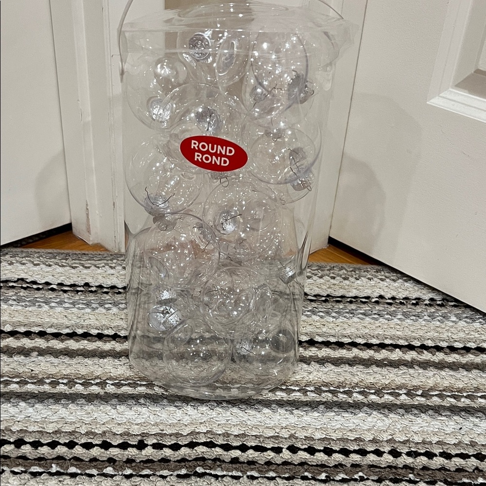 “Round Rond” set of 25, round, clear, plastic ornaments. NWT!